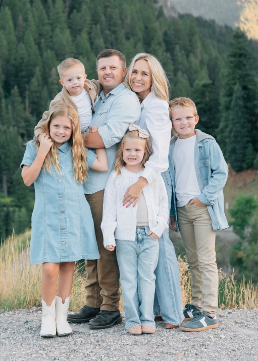 Tierney Shorter and her family sharing tips for family photo outfits